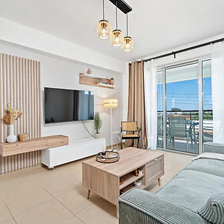 Spitaki 2 Bdr With Pool And Close Proximity To 帕拉利米尼